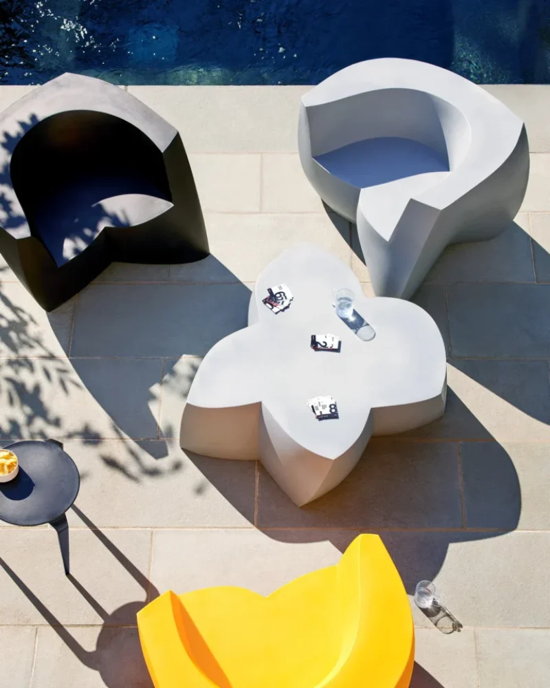 Heller_SU22_1020_Gehry_EasyChair_Silver_Cards_459-768x1024
